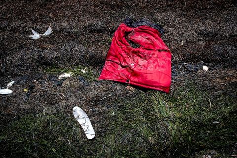11 juin 2017 : Sur la plage de Ras Lemssa, au sud de Zarzis, où plusierus corps ont été retrouvés la semaine passé, les restes des gilets de sauvetage, blousons, chaussuers et autres habits des migrants sont nombreux. A Zarzis, sur le littoral tunisien, frontalier de la Libye, Chemseddine Marzoug, ancien pêcheur au chomage, offre bénévolement depuis 10 ans une sépulture de sable aux noyés de la Méditerranée. Bénévoles pour le croissant rouge tunisien Chemseddine et son collègue Mohamed Trabelsi enterrent depuis 10 ans les corps des migrants trouvés en mer ou échoués sur les plages du sud tunisien dans un cimetière improvisé dans une décharge municipale. En cette saison de printemps, les morts sont très nombreux 27 corps ont été repêchés ce dernier mois. 