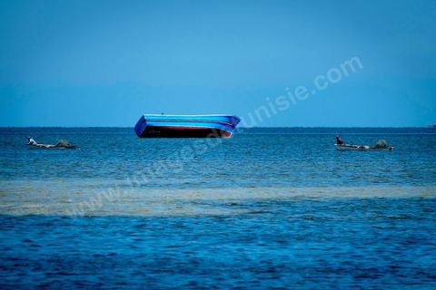 11 juin 2017 : Au large de Ras Lemssa, au sud de Zazis, les coques des bateaux de migrants échaoués ne sont pas des mirages. A Zarzis, sur le littoral tunisien, frontalier de la Libye, Chemseddine Marzoug, ancien pêcheur au chomage, offre bénévolement depuis 10 ans une sépulture de sable aux noyés de la Méditerranée. Bénévoles pour le croissant rouge tunisien Chemseddine et son collègue Mohamed Trabelsi enterrent depuis 10 ans les corps des migrants trouvés en mer ou échoués sur les plages du sud tunisien dans un cimetière improvisé dans une décharge municipale. En cette saison de printemps, les morts sont très nombreux 27 corps ont été repêchés ce dernier mois. 