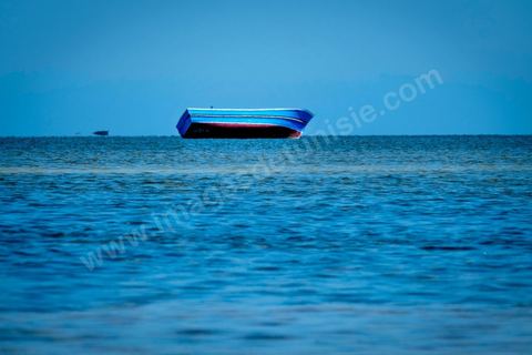11 juin 2017 : Au large de Ras Lemssa, au sud de Zazis, les coques des bateaux de migrants échaoués ne sont pas des mirages. A Zarzis, sur le littoral tunisien, frontalier de la Libye, Chemseddine Marzoug, ancien pêcheur au chomage, offre bénévolement depuis 10 ans une sépulture de sable aux noyés de la Méditerranée. Bénévoles pour le croissant rouge tunisien Chemseddine et son collègue Mohamed Trabelsi enterrent depuis 10 ans les corps des migrants trouvés en mer ou échoués sur les plages du sud tunisien dans un cimetière improvisé dans une décharge municipale. En cette saison de printemps, les morts sont très nombreux 27 corps ont été repêchés ce dernier mois. 