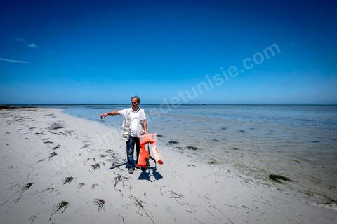 11 juin 2017 : Sur la plage de Ras Lemssa, au sud de Zarzis, Chemseddine, un gilet de migrant trouvé sur la plage, me montre l'endroit où une femme, puis en enfant et un homme ont été rertouvés ma seùaine dernière :'" ils étaient peut être de la même famille". A Zarzis, sur le littoral tunisien, frontalier de la Libye, Chemseddine Marzoug, ancien pêcheur au chomage, offre bénévolement depuis 10 ans une sépulture de sable aux noyés de la Méditerranée. Bénévoles pour le croissant rouge tunisien Chemseddine et son collègue Mohamed Trabelsi enterrent depuis 10 ans les corps des migrants trouvés en mer ou échoués sur les plages du sud tunisien dans un cimetière improvisé dans une décharge municipale. En cette saison de printemps, les morts sont très nombreux 27 corps ont été repêchés ce dernier mois. 