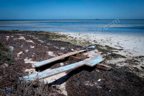 11 juin 2017 : Sur la plage de Ras Lemssa, au sud de Zarzis, où plusierus corps ont été retrouvés la semaine passé, les restes des gilets de sauvetage, blousons, chaussuers et autres habits des migrants sont nombreux. A Zarzis, sur le littoral tunisien, frontalier de la Libye, Chemseddine Marzoug, ancien pêcheur au chomage, offre bénévolement depuis 10 ans une sépulture de sable aux noyés de la Méditerranée. Bénévoles pour le croissant rouge tunisien Chemseddine et son collègue Mohamed Trabelsi enterrent depuis 10 ans les corps des migrants trouvés en mer ou échoués sur les plages du sud tunisien dans un cimetière improvisé dans une décharge municipale. En cette saison de printemps, les morts sont très nombreux 27 corps ont été repêchés ce dernier mois. 