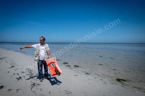11 juin 2017 : Sur la plage de Ras Lemssa, au sud de Zarzis, Chemseddine, un gilet de migrant trouvé sur la plage, me montre l'endroit où une femme, puis en enfant et un homme ont été rertouvés ma seùaine dernière :'" ils étaient peut être de la même famille". A Zarzis, sur le littoral tunisien, frontalier de la Libye, Chemseddine Marzoug, ancien pêcheur au chomage, offre bénévolement depuis 10 ans une sépulture de sable aux noyés de la Méditerranée. Bénévoles pour le croissant rouge tunisien Chemseddine et son collègue Mohamed Trabelsi enterrent depuis 10 ans les corps des migrants trouvés en mer ou échoués sur les plages du sud tunisien dans un cimetière improvisé dans une décharge municipale. En cette saison de printemps, les morts sont très nombreux 27 corps ont été repêchés ce dernier mois. 