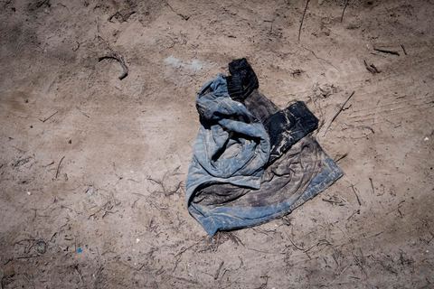 11 juin 2017 : Sur la plage de Ras Lemssa, au sud de Zarzis, où plusierus corps ont été retrouvés la semaine passé, les restes des gilets de sauvetage, blousons, chaussuers et autres habits des migrants sont nombreux. A Zarzis, sur le littoral tunisien, frontalier de la Libye, Chemseddine Marzoug, ancien pêcheur au chomage, offre bénévolement depuis 10 ans une sépulture de sable aux noyés de la Méditerranée. Bénévoles pour le croissant rouge tunisien Chemseddine et son collègue Mohamed Trabelsi enterrent depuis 10 ans les corps des migrants trouvés en mer ou échoués sur les plages du sud tunisien dans un cimetière improvisé dans une décharge municipale. En cette saison de printemps, les morts sont très nombreux 27 corps ont été repêchés ce dernier mois. 