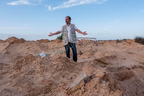 11 juin 2017 : Chaque monticule de sable correspond à un corps, un homme, une femme ou un enfant mort dans leur voyage vers un meilleur avenir. A Zarzis, sur le littoral tunisien, frontalier de la Libye, Chemseddine Marzoug, ancien pêcheur au chomage, offre bénévolement depuis 10 ans une sépulture de sable aux noyés de la Méditerranée. Bénévoles pour le croissant rouge tunisien Chemseddine et son collègue Mohamed Trabelsi enterrent depuis 10 ans les corps des migrants trouvés en mer ou échoués sur les plages du sud tunisien dans un cimetière improvisé dans une décharge municipale. En cette saison de printemps, les morts sont très nombreux 27 corps ont été repêchés ce dernier mois. 