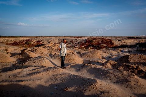 11 juin 2017 : Chaque monticule de sable correspond à un corps, un homme, une femme ou un enfant mort dans leur voyage vers un meilleur avenir. A Zarzis, sur le littoral tunisien, frontalier de la Libye, Chemseddine Marzoug, ancien pêcheur au chomage, offre bénévolement depuis 10 ans une sépulture de sable aux noyés de la Méditerranée. Bénévoles pour le croissant rouge tunisien Chemseddine et son collègue Mohamed Trabelsi enterrent depuis 10 ans les corps des migrants trouvés en mer ou échoués sur les plages du sud tunisien dans un cimetière improvisé dans une décharge municipale. En cette saison de printemps, les morts sont très nombreux 27 corps ont été repêchés ce dernier mois. 
