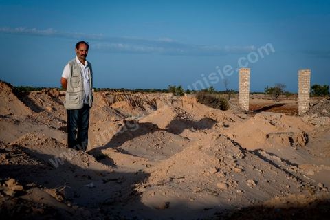 11 juin 2017 : Chaque monticule de sable correspond à un corps, un homme, une femme ou un enfant mort dans leur voyage vers un meilleur avenir. A Zarzis, sur le littoral tunisien, frontalier de la Libye, Chemseddine Marzoug, ancien pêcheur au chomage, offre bénévolement depuis 10 ans une sépulture de sable aux noyés de la Méditerranée. Bénévoles pour le croissant rouge tunisien Chemseddine et son collègue Mohamed Trabelsi enterrent depuis 10 ans les corps des migrants trouvés en mer ou échoués sur les plages du sud tunisien dans un cimetière improvisé dans une décharge municipale. En cette saison de printemps, les morts sont très nombreux 27 corps ont été repêchés ce dernier mois. 