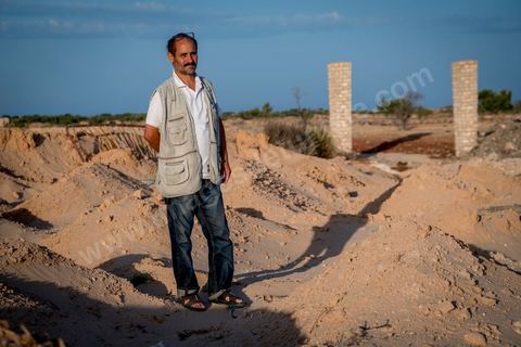 11 juin 2017 : Chaque monticule de sable correspond à un corps, un homme, une femme ou un enfant mort dans leur voyage vers un meilleur avenir. A Zarzis, sur le littoral tunisien, frontalier de la Libye, Chemseddine Marzoug, ancien pêcheur au chomage, offre bénévolement depuis 10 ans une sépulture de sable aux noyés de la Méditerranée. Bénévoles pour le croissant rouge tunisien Chemseddine et son collègue Mohamed Trabelsi enterrent depuis 10 ans les corps des migrants trouvés en mer ou échoués sur les plages du sud tunisien dans un cimetière improvisé dans une décharge municipale. En cette saison de printemps, les morts sont très nombreux 27 corps ont été repêchés ce dernier mois. 
