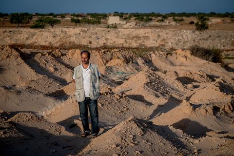 11 juin 2017 : Chaque monticule de sable correspond à un corps, un homme, une femme ou un enfant mort dans leur voyage vers un meilleur avenir. A Zarzis, sur le littoral tunisien, frontalier de la Libye, Chemseddine Marzoug, ancien pêcheur au chomage, offre bénévolement depuis 10 ans une sépulture de sable aux noyés de la Méditerranée. Bénévoles pour le croissant rouge tunisien Chemseddine et son collègue Mohamed Trabelsi enterrent depuis 10 ans les corps des migrants trouvés en mer ou échoués sur les plages du sud tunisien dans un cimetière improvisé dans une décharge municipale. En cette saison de printemps, les morts sont très nombreux 27 corps ont été repêchés ce dernier mois. 