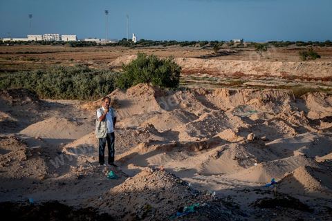 11 juin 2017 : Chaque monticule de sable correspond à un corps, un homme, une femme ou un enfant mort dans leur voyage vers un meilleur avenir. A Zarzis, sur le littoral tunisien, frontalier de la Libye, Chemseddine Marzoug, ancien pêcheur au chomage, offre bénévolement depuis 10 ans une sépulture de sable aux noyés de la Méditerranée. Bénévoles pour le croissant rouge tunisien Chemseddine et son collègue Mohamed Trabelsi enterrent depuis 10 ans les corps des migrants trouvés en mer ou échoués sur les plages du sud tunisien dans un cimetière improvisé dans une décharge municipale. En cette saison de printemps, les morts sont très nombreux 27 corps ont été repêchés ce dernier mois. 
