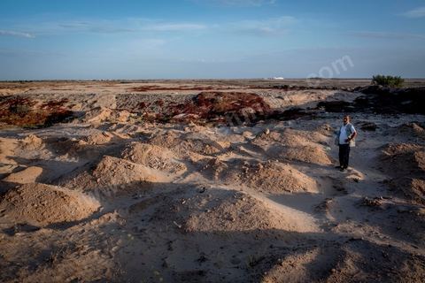 11 juin 2017 : Chaque monticule de sable correspond à un corps, un homme, une femme ou un enfant mort dans leur voyage vers un meilleur avenir. A Zarzis, sur le littoral tunisien, frontalier de la Libye, Chemseddine Marzoug, ancien pêcheur au chomage, offre bénévolement depuis 10 ans une sépulture de sable aux noyés de la Méditerranée. Bénévoles pour le croissant rouge tunisien Chemseddine et son collègue Mohamed Trabelsi enterrent depuis 10 ans les corps des migrants trouvés en mer ou échoués sur les plages du sud tunisien dans un cimetière improvisé dans une décharge municipale. En cette saison de printemps, les morts sont très nombreux 27 corps ont été repêchés ce dernier mois. 