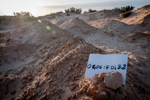 11 juin 2017 : Chaque monticule de sable correspond à un corps, un homme, une femme ou un enfant mort dans leur voyage vers un meilleur avenir. A Zarzis, sur le littoral tunisien, frontalier de la Libye, Chemseddine Marzoug, ancien pêcheur au chomage, offre bénévolement depuis 10 ans une sépulture de sable aux noyés de la Méditerranée. Bénévoles pour le croissant rouge tunisien Chemseddine et son collègue Mohamed Trabelsi enterrent depuis 10 ans les corps des migrants trouvés en mer ou échoués sur les plages du sud tunisien dans un cimetière improvisé dans une décharge municipale. En cette saison de printemps, les morts sont très nombreux 27 corps ont été repêchés ce dernier mois. 