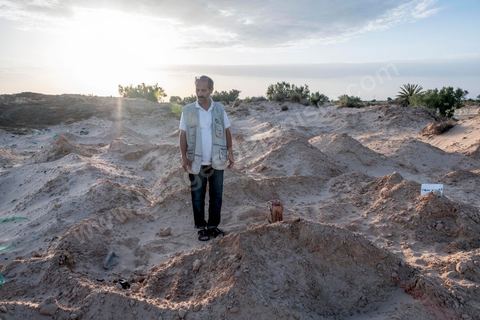 11 juin 2017 : Chaque monticule de sable correspond à un corps, un homme, une femme ou un enfant mort dans leur voyage vers un meilleur avenir. A Zarzis, sur le littoral tunisien, frontalier de la Libye, Chemseddine Marzoug, ancien pêcheur au chomage, offre bénévolement depuis 10 ans une sépulture de sable aux noyés de la Méditerranée. Bénévoles pour le croissant rouge tunisien Chemseddine et son collègue Mohamed Trabelsi enterrent depuis 10 ans les corps des migrants trouvés en mer ou échoués sur les plages du sud tunisien dans un cimetière improvisé dans une décharge municipale. En cette saison de printemps, les morts sont très nombreux 27 corps ont été repêchés ce dernier mois. 