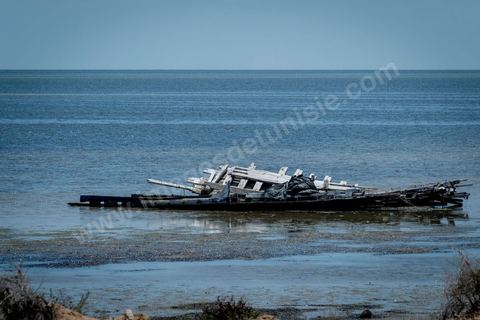 11 juin 2017 : Au large de Ras Lemssa, au sud de Zazis, les coques des bateaux de migrants échaoués ne sont pas des mirages. A Zarzis, sur le littoral tunisien, frontalier de la Libye, Chemseddine Marzoug, ancien pêcheur au chomage, offre bénévolement depuis 10 ans une sépulture de sable aux noyés de la Méditerranée. Bénévoles pour le croissant rouge tunisien Chemseddine et son collègue Mohamed Trabelsi enterrent depuis 10 ans les corps des migrants trouvés en mer ou échoués sur les plages du sud tunisien dans un cimetière improvisé dans une décharge municipale. En cette saison de printemps, les morts sont très nombreux 27 corps ont été repêchés ce dernier mois. 