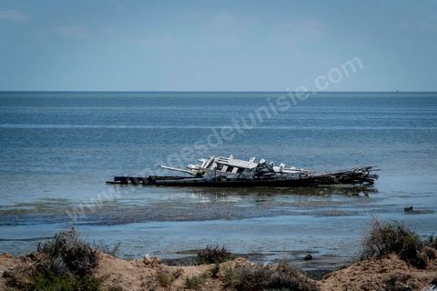 11 juin 2017 : Au large de Ras Lemssa, au sud de Zazis, les coques des bateaux de migrants échaoués ne sont pas des mirages. A Zarzis, sur le littoral tunisien, frontalier de la Libye, Chemseddine Marzoug, ancien pêcheur au chomage, offre bénévolement depuis 10 ans une sépulture de sable aux noyés de la Méditerranée. Bénévoles pour le croissant rouge tunisien Chemseddine et son collègue Mohamed Trabelsi enterrent depuis 10 ans les corps des migrants trouvés en mer ou échoués sur les plages du sud tunisien dans un cimetière improvisé dans une décharge municipale. En cette saison de printemps, les morts sont très nombreux 27 corps ont été repêchés ce dernier mois. 