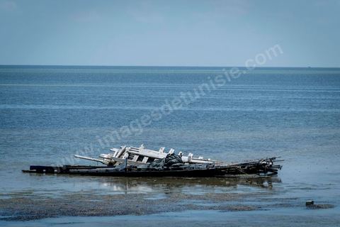 11 juin 2017 : Au large de Ras Lemssa, au sud de Zazis, les coques des bateaux de migrants échaoués ne sont pas des mirages. A Zarzis, sur le littoral tunisien, frontalier de la Libye, Chemseddine Marzoug, ancien pêcheur au chomage, offre bénévolement depuis 10 ans une sépulture de sable aux noyés de la Méditerranée. Bénévoles pour le croissant rouge tunisien Chemseddine et son collègue Mohamed Trabelsi enterrent depuis 10 ans les corps des migrants trouvés en mer ou échoués sur les plages du sud tunisien dans un cimetière improvisé dans une décharge municipale. En cette saison de printemps, les morts sont très nombreux 27 corps ont été repêchés ce dernier mois. 