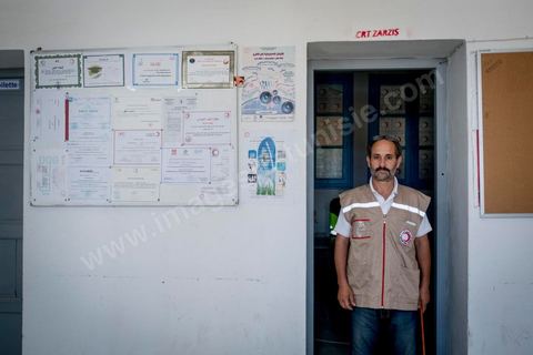 11 juin 2017 : Chemseddine Marzoug dans le local du croissant rouge tunisien de Zarzis. A Zarzis, sur le littoral tunisien, frontalier de la Libye, Chemseddine Marzoug, ancien pêcheur au chomage, offre bénévolement depuis 10 ans une sépulture de sable aux noyés de la Méditerranée. Bénévoles pour le croissant rouge tunisien Chemseddine et son collègue Mohamed Trabelsi enterrent depuis 10 ans les corps des migrants trouvés en mer ou échoués sur les plages du sud tunisien dans un cimetière improvisé dans une décharge municipale. En cette saison de printemps, les morts sont très nombreux 27 corps ont été repêchés ce dernier mois. 