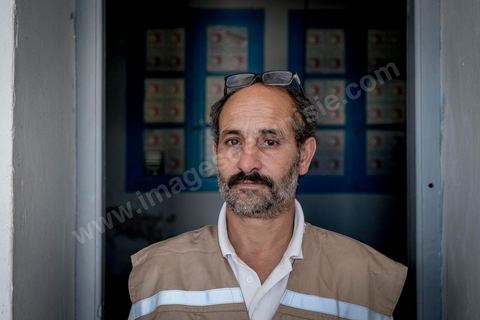 11 juin 2017 : Chemseddine Marzoug dans le local du croissant rouge tunisien de Zarzis. A Zarzis, sur le littoral tunisien, frontalier de la Libye, Chemseddine Marzoug, ancien pêcheur au chomage, offre bénévolement depuis 10 ans une sépulture de sable aux noyés de la Méditerranée. Bénévoles pour le croissant rouge tunisien Chemseddine et son collègue Mohamed Trabelsi enterrent depuis 10 ans les corps des migrants trouvés en mer ou échoués sur les plages du sud tunisien dans un cimetière improvisé dans une décharge municipale. En cette saison de printemps, les morts sont très nombreux 27 corps ont été repêchés ce dernier mois. 