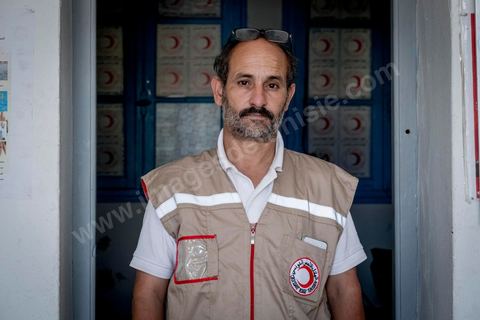 11 juin 2017 : Chemseddine Marzoug dans le local du croissant rouge tunisien de Zarzis. A Zarzis, sur le littoral tunisien, frontalier de la Libye, Chemseddine Marzoug, ancien pêcheur au chomage, offre bénévolement depuis 10 ans une sépulture de sable aux noyés de la Méditerranée. Bénévoles pour le croissant rouge tunisien Chemseddine et son collègue Mohamed Trabelsi enterrent depuis 10 ans les corps des migrants trouvés en mer ou échoués sur les plages du sud tunisien dans un cimetière improvisé dans une décharge municipale. En cette saison de printemps, les morts sont très nombreux 27 corps ont été repêchés ce dernier mois. 