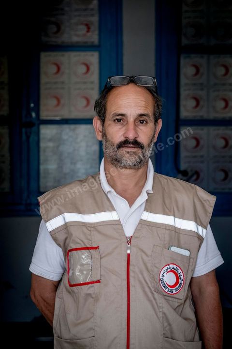 11 juin 2017 : Chemseddine Marzoug dans le local du croissant rouge tunisien de Zarzis. A Zarzis, sur le littoral tunisien, frontalier de la Libye, Chemseddine Marzoug, ancien pêcheur au chomage, offre bénévolement depuis 10 ans une sépulture de sable aux noyés de la Méditerranée. Bénévoles pour le croissant rouge tunisien Chemseddine et son collègue Mohamed Trabelsi enterrent depuis 10 ans les corps des migrants trouvés en mer ou échoués sur les plages du sud tunisien dans un cimetière improvisé dans une décharge municipale. En cette saison de printemps, les morts sont très nombreux 27 corps ont été repêchés ce dernier mois. 