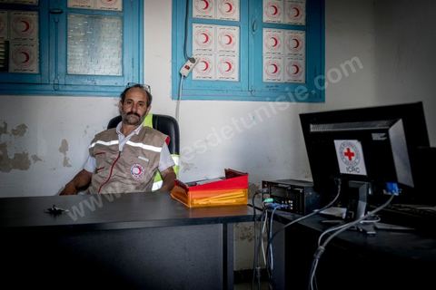11 juin 2017 : Chemseddine Marzoug dans le local du croissant rouge tunisien de Zarzis. A Zarzis, sur le littoral tunisien, frontalier de la Libye, Chemseddine Marzoug, ancien pêcheur au chomage, offre bénévolement depuis 10 ans une sépulture de sable aux noyés de la Méditerranée. Bénévoles pour le croissant rouge tunisien Chemseddine et son collègue Mohamed Trabelsi enterrent depuis 10 ans les corps des migrants trouvés en mer ou échoués sur les plages du sud tunisien dans un cimetière improvisé dans une décharge municipale. En cette saison de printemps, les morts sont très nombreux 27 corps ont été repêchés ce dernier mois. 