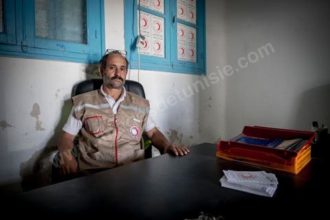 11 juin 2017 : Chemseddine Marzoug dans le local du croissant rouge tunisien de Zarzis. A Zarzis, sur le littoral tunisien, frontalier de la Libye, Chemseddine Marzoug, ancien pêcheur au chomage, offre bénévolement depuis 10 ans une sépulture de sable aux noyés de la Méditerranée. Bénévoles pour le croissant rouge tunisien Chemseddine et son collègue Mohamed Trabelsi enterrent depuis 10 ans les corps des migrants trouvés en mer ou échoués sur les plages du sud tunisien dans un cimetière improvisé dans une décharge municipale. En cette saison de printemps, les morts sont très nombreux 27 corps ont été repêchés ce dernier mois. 