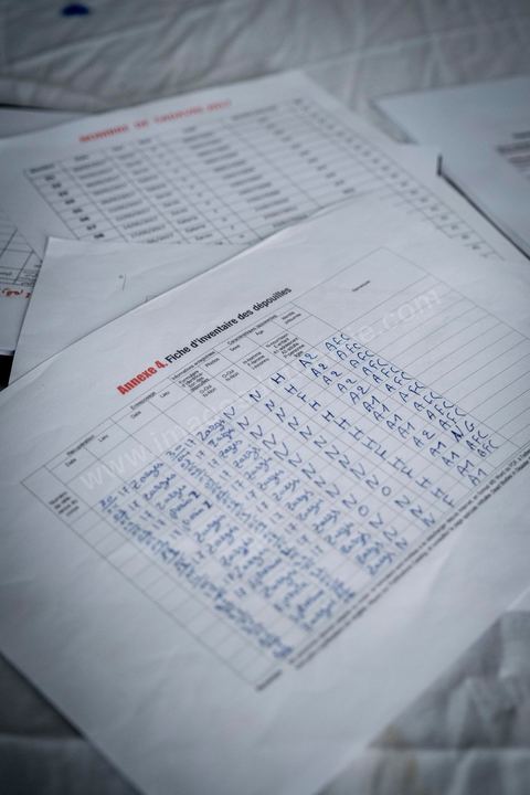 11 juin 2017 : Après des formations données par des ONG, depuis un mois ils travaillent à inscrire, collecter des infos, photographier les corps de façons à les identifier et archiver chaque migrant enterré. A Zarzis, sur le littoral tunisien, frontalier de la Libye, Chemseddine Marzoug, ancien pêcheur au chomage, offre bénévolement depuis 10 ans une sépulture de sable aux noyés de la Méditerranée. Bénévoles pour le croissant rouge tunisien Chemseddine et son collègue Mohamed Trabelsi enterrent depuis 10 ans les corps des migrants trouvés en mer ou échoués sur les plages du sud tunisien dans un cimetière improvisé dans une décharge municipale. En cette saison de printemps, les morts sont très nombreux 27 corps ont été repêchés ce dernier mois. 