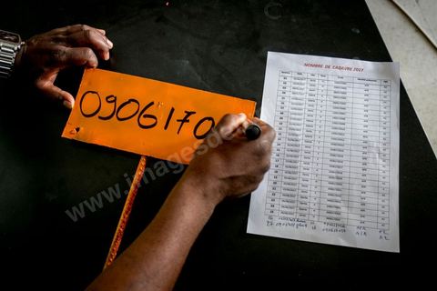 11 juin 2017 : Après des formations données par des ONG, depuis un mois ils travaillent à inscrire, collecter des infos, photographier les corps de façons à les identifier et archiver chaque migrant enterré. A Zarzis, sur le littoral tunisien, frontalier de la Libye, Chemseddine Marzoug, ancien pêcheur au chomage, offre bénévolement depuis 10 ans une sépulture de sable aux noyés de la Méditerranée. Bénévoles pour le croissant rouge tunisien Chemseddine et son collègue Mohamed Trabelsi enterrent depuis 10 ans les corps des migrants trouvés en mer ou échoués sur les plages du sud tunisien dans un cimetière improvisé dans une décharge municipale. En cette saison de printemps, les morts sont très nombreux 27 corps ont été repêchés ce dernier mois. 