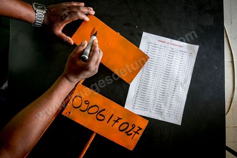 11 juin 2017 : Après des formations données par des ONG, depuis un mois ils travaillent à inscrire, collecter des infos, photographier les corps de façons à les identifier et archiver chaque migrant enterré. A Zarzis, sur le littoral tunisien, frontalier de la Libye, Chemseddine Marzoug, ancien pêcheur au chomage, offre bénévolement depuis 10 ans une sépulture de sable aux noyés de la Méditerranée. Bénévoles pour le croissant rouge tunisien Chemseddine et son collègue Mohamed Trabelsi enterrent depuis 10 ans les corps des migrants trouvés en mer ou échoués sur les plages du sud tunisien dans un cimetière improvisé dans une décharge municipale. En cette saison de printemps, les morts sont très nombreux 27 corps ont été repêchés ce dernier mois. 