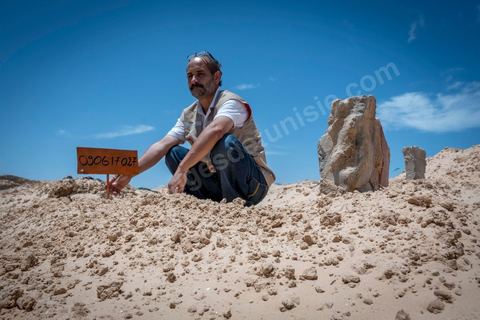 11 juin 2017 : Après des formations données par des ONG, depuis un mois ils travaillent à inscrire, collecter des infos, photographier les corps de façons à les identifier et archiver chaque migrant enterré. A Zarzis, sur le littoral tunisien, frontalier de la Libye, Chemseddine Marzoug, ancien pêcheur au chomage, offre bénévolement depuis 10 ans une sépulture de sable aux noyés de la Méditerranée. Bénévoles pour le croissant rouge tunisien Chemseddine et son collègue Mohamed Trabelsi enterrent depuis 10 ans les corps des migrants trouvés en mer ou échoués sur les plages du sud tunisien dans un cimetière improvisé dans une décharge municipale. En cette saison de printemps, les morts sont très nombreux 27 corps ont été repêchés ce dernier mois. 