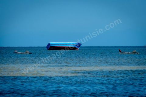 11 juin 2017 : Au large de Ras Lemssa, au sud de Zazis, les coques des bateaux de migrants échaoués ne sont pas des mirages. A Zarzis, sur le littoral tunisien, frontalier de la Libye, Chemseddine Marzoug, ancien pêcheur au chomage, offre bénévolement depuis 10 ans une sépulture de sable aux noyés de la Méditerranée. Bénévoles pour le croissant rouge tunisien Chemseddine et son collègue Mohamed Trabelsi enterrent depuis 10 ans les corps des migrants trouvés en mer ou échoués sur les plages du sud tunisien dans un cimetière improvisé dans une décharge municipale. En cette saison de printemps, les morts sont très nombreux 27 corps ont été repêchés ce dernier mois. 