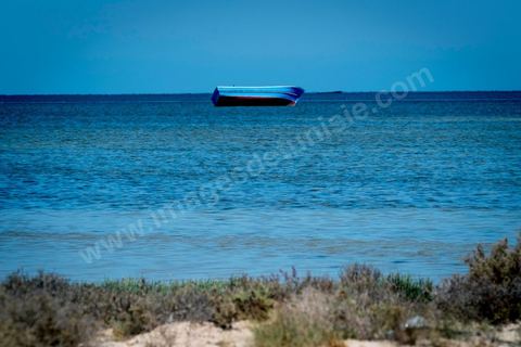 11 juin 2017 : Au large de Ras Lemssa, au sud de Zazis, les coques des bateaux de migrants échaoués ne sont pas des mirages. A Zarzis, sur le littoral tunisien, frontalier de la Libye, Chemseddine Marzoug, ancien pêcheur au chomage, offre bénévolement depuis 10 ans une sépulture de sable aux noyés de la Méditerranée. Bénévoles pour le croissant rouge tunisien Chemseddine et son collègue Mohamed Trabelsi enterrent depuis 10 ans les corps des migrants trouvés en mer ou échoués sur les plages du sud tunisien dans un cimetière improvisé dans une décharge municipale. En cette saison de printemps, les morts sont très nombreux 27 corps ont été repêchés ce dernier mois. 