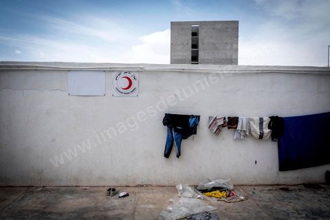 10 juin 2017 : au centre d'accueil des migrants africains de Medenine, dans le sud tunisien, ce sont plus de 250 réfugiés qui trouvent ici un refuge, un repos après des périples longs, dangereux et épuisants. Venus de Cote d'Ivoire, du Burkina Fasso, du Mali, de Sierra Leone, ... ce sont des dizaines de nationalités d'Afrique subsaharienne qui échouent dans leur voyage vers un meilleur avenir sur les côtes tunisiennes. Accueillis par les bénévoles du Croissant Rouge Tunisien sous l'égide du Dr Mongi Slim, les équipes de Medenine se démènent tous les jours pour offrir un accueil de qualité, un lieu de repos et de reflexion avec des moyens limtés. Chacun de ses migrants sort d'un calvaire, d'une histoire souvent longue et terrible, d'un passage par les réseaux d'esclavagisme et d'exlpoitation humaine de la Libye. Nouveaux nés, enfants, femmes, et nombreuses enceintes, et hommes trouvent dans ce foyer universitaire un de leur tout premier moment de répis. 