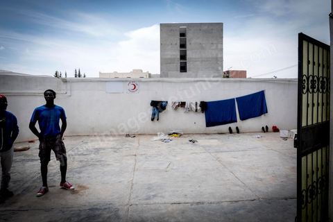 10 juin 2017 : au centre d'accueil des migrants africains de Medenine, dans le sud tunisien, ce sont plus de 250 réfugiés qui trouvent ici un refuge, un repos après des périples longs, dangereux et épuisants. Venus de Cote d'Ivoire, du Burkina Fasso, du Mali, de Sierra Leone, ... ce sont des dizaines de nationalités d'Afrique subsaharienne qui échouent dans leur voyage vers un meilleur avenir sur les côtes tunisiennes. Accueillis par les bénévoles du Croissant Rouge Tunisien sous l'égide du Dr Mongi Slim, les équipes de Medenine se démènent tous les jours pour offrir un accueil de qualité, un lieu de repos et de reflexion avec des moyens limtés. Chacun de ses migrants sort d'un calvaire, d'une histoire souvent longue et terrible, d'un passage par les réseaux d'esclavagisme et d'exlpoitation humaine de la Libye. Nouveaux nés, enfants, femmes, et nombreuses enceintes, et hommes trouvent dans ce foyer universitaire un de leur tout premier moment de répis. 