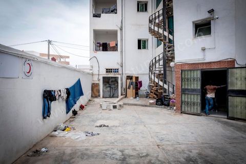 10 juin 2017 : au centre d'accueil des migrants africains de Medenine, dans le sud tunisien, ce sont plus de 250 réfugiés qui trouvent ici un refuge, un repos après des périples longs, dangereux et épuisants. Venus de Cote d'Ivoire, du Burkina Fasso, du Mali, de Sierra Leone, ... ce sont des dizaines de nationalités d'Afrique subsaharienne qui échouent dans leur voyage vers un meilleur avenir sur les côtes tunisiennes. Accueillis par les bénévoles du Croissant Rouge Tunisien sous l'égide du Dr Mongi Slim, les équipes de Medenine se démènent tous les jours pour offrir un accueil de qualité, un lieu de repos et de reflexion avec des moyens limtés. Chacun de ses migrants sort d'un calvaire, d'une histoire souvent longue et terrible, d'un passage par les réseaux d'esclavagisme et d'exlpoitation humaine de la Libye. Nouveaux nés, enfants, femmes, et nombreuses enceintes, et hommes trouvent dans ce foyer universitaire un de leur tout premier moment de répis. 