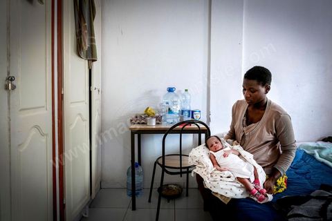 10 juin 2017 : au centre d'accueil des migrants africains de Medenine, dans le sud tunisien, ce sont plus de 250 réfugiés qui trouvent ici un refuge, un repos après des périples longs, dangereux et épuisants. Venus de Cote d'Ivoire, du Burkina Fasso, du Mali, de Sierra Leone, ... ce sont des dizaines de nationalités d'Afrique subsaharienne qui échouent dans leur voyage vers un meilleur avenir sur les côtes tunisiennes. Accueillis par les bénévoles du Croissant Rouge Tunisien sous l'égide du Dr Mongi Slim, les équipes de Medenine se démènent tous les jours pour offrir un accueil de qualité, un lieu de repos et de reflexion avec des moyens limtés. Chacun de ses migrants sort d'un calvaire, d'une histoire souvent longue et terrible, d'un passage par les réseaux d'esclavagisme et d'exlpoitation humaine de la Libye. Nouveaux nés, enfants, femmes, et nombreuses enceintes, et hommes trouvent dans ce foyer universitaire un de leur tout premier moment de répis. 