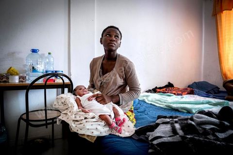 10 juin 2017 : au centre d'accueil des migrants africains de Medenine, dans le sud tunisien, ce sont plus de 250 réfugiés qui trouvent ici un refuge, un repos après des périples longs, dangereux et épuisants. Venus de Cote d'Ivoire, du Burkina Fasso, du Mali, de Sierra Leone, ... ce sont des dizaines de nationalités d'Afrique subsaharienne qui échouent dans leur voyage vers un meilleur avenir sur les côtes tunisiennes. Accueillis par les bénévoles du Croissant Rouge Tunisien sous l'égide du Dr Mongi Slim, les équipes de Medenine se démènent tous les jours pour offrir un accueil de qualité, un lieu de repos et de reflexion avec des moyens limtés. Chacun de ses migrants sort d'un calvaire, d'une histoire souvent longue et terrible, d'un passage par les réseaux d'esclavagisme et d'exlpoitation humaine de la Libye. Nouveaux nés, enfants, femmes, et nombreuses enceintes, et hommes trouvent dans ce foyer universitaire un de leur tout premier moment de répis. 