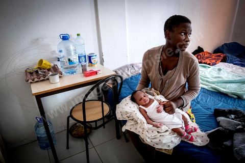 10 juin 2017 : au centre d'accueil des migrants africains de Medenine, dans le sud tunisien, ce sont plus de 250 réfugiés qui trouvent ici un refuge, un repos après des périples longs, dangereux et épuisants. Venus de Cote d'Ivoire, du Burkina Fasso, du Mali, de Sierra Leone, ... ce sont des dizaines de nationalités d'Afrique subsaharienne qui échouent dans leur voyage vers un meilleur avenir sur les côtes tunisiennes. Accueillis par les bénévoles du Croissant Rouge Tunisien sous l'égide du Dr Mongi Slim, les équipes de Medenine se démènent tous les jours pour offrir un accueil de qualité, un lieu de repos et de reflexion avec des moyens limtés. Chacun de ses migrants sort d'un calvaire, d'une histoire souvent longue et terrible, d'un passage par les réseaux d'esclavagisme et d'exlpoitation humaine de la Libye. Nouveaux nés, enfants, femmes, et nombreuses enceintes, et hommes trouvent dans ce foyer universitaire un de leur tout premier moment de répis. 
