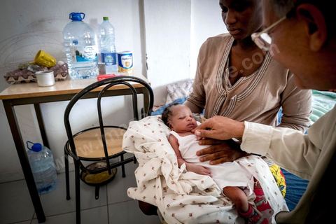 10 juin 2017 : au centre d'accueil des migrants africains de Medenine, dans le sud tunisien, ce sont plus de 250 réfugiés qui trouvent ici un refuge, un repos après des périples longs, dangereux et épuisants. Venus de Cote d'Ivoire, du Burkina Fasso, du Mali, de Sierra Leone, ... ce sont des dizaines de nationalités d'Afrique subsaharienne qui échouent dans leur voyage vers un meilleur avenir sur les côtes tunisiennes. Accueillis par les bénévoles du Croissant Rouge Tunisien sous l'égide du Dr Mongi Slim, les équipes de Medenine se démènent tous les jours pour offrir un accueil de qualité, un lieu de repos et de reflexion avec des moyens limtés. Chacun de ses migrants sort d'un calvaire, d'une histoire souvent longue et terrible, d'un passage par les réseaux d'esclavagisme et d'exlpoitation humaine de la Libye. Nouveaux nés, enfants, femmes, et nombreuses enceintes, et hommes trouvent dans ce foyer universitaire un de leur tout premier moment de répis. 