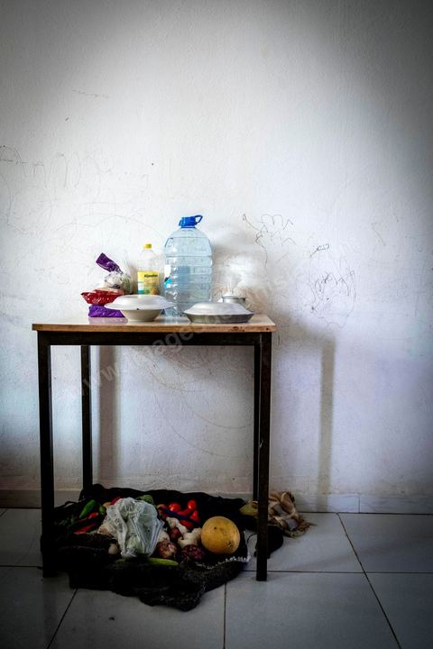 10 juin 2017 : au centre d'accueil des migrants africains de Medenine, dans le sud tunisien, ce sont plus de 250 réfugiés qui trouvent ici un refuge, un repos après des périples longs, dangereux et épuisants. Venus de Cote d'Ivoire, du Burkina Fasso, du Mali, de Sierra Leone, ... ce sont des dizaines de nationalités d'Afrique subsaharienne qui échouent dans leur voyage vers un meilleur avenir sur les côtes tunisiennes. Accueillis par les bénévoles du Croissant Rouge Tunisien sous l'égide du Dr Mongi Slim, les équipes de Medenine se démènent tous les jours pour offrir un accueil de qualité, un lieu de repos et de reflexion avec des moyens limtés. Chacun de ses migrants sort d'un calvaire, d'une histoire souvent longue et terrible, d'un passage par les réseaux d'esclavagisme et d'exlpoitation humaine de la Libye. Nouveaux nés, enfants, femmes, et nombreuses enceintes, et hommes trouvent dans ce foyer universitaire un de leur tout premier moment de répis. 