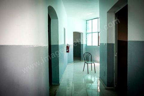 10 juin 2017 : au centre d'accueil des migrants africains de Medenine, dans le sud tunisien, ce sont plus de 250 réfugiés qui trouvent ici un refuge, un repos après des périples longs, dangereux et épuisants. Venus de Cote d'Ivoire, du Burkina Fasso, du Mali, de Sierra Leone, ... ce sont des dizaines de nationalités d'Afrique subsaharienne qui échouent dans leur voyage vers un meilleur avenir sur les côtes tunisiennes. Accueillis par les bénévoles du Croissant Rouge Tunisien sous l'égide du Dr Mongi Slim, les équipes de Medenine se démènent tous les jours pour offrir un accueil de qualité, un lieu de repos et de reflexion avec des moyens limtés. Chacun de ses migrants sort d'un calvaire, d'une histoire souvent longue et terrible, d'un passage par les réseaux d'esclavagisme et d'exlpoitation humaine de la Libye. Nouveaux nés, enfants, femmes, et nombreuses enceintes, et hommes trouvent dans ce foyer universitaire un de leur tout premier moment de répis. 