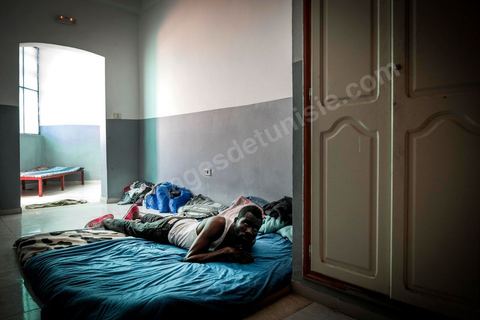 10 juin 2017 : au centre d'accueil des migrants africains de Medenine, dans le sud tunisien, ce sont plus de 250 réfugiés qui trouvent ici un refuge, un repos après des périples longs, dangereux et épuisants. Venus de Cote d'Ivoire, du Burkina Fasso, du Mali, de Sierra Leone, ... ce sont des dizaines de nationalités d'Afrique subsaharienne qui échouent dans leur voyage vers un meilleur avenir sur les côtes tunisiennes. Accueillis par les bénévoles du Croissant Rouge Tunisien sous l'égide du Dr Mongi Slim, les équipes de Medenine se démènent tous les jours pour offrir un accueil de qualité, un lieu de repos et de reflexion avec des moyens limtés. Chacun de ses migrants sort d'un calvaire, d'une histoire souvent longue et terrible, d'un passage par les réseaux d'esclavagisme et d'exlpoitation humaine de la Libye. Nouveaux nés, enfants, femmes, et nombreuses enceintes, et hommes trouvent dans ce foyer universitaire un de leur tout premier moment de répis. 