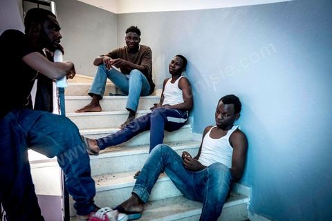 10 juin 2017 : au centre d'accueil des migrants africains de Medenine, dans le sud tunisien, ce sont plus de 250 réfugiés qui trouvent ici un refuge, un repos après des périples longs, dangereux et épuisants. Venus de Cote d'Ivoire, du Burkina Fasso, du Mali, de Sierra Leone, ... ce sont des dizaines de nationalités d'Afrique subsaharienne qui échouent dans leur voyage vers un meilleur avenir sur les côtes tunisiennes. Accueillis par les bénévoles du Croissant Rouge Tunisien sous l'égide du Dr Mongi Slim, les équipes de Medenine se démènent tous les jours pour offrir un accueil de qualité, un lieu de repos et de reflexion avec des moyens limtés. Chacun de ses migrants sort d'un calvaire, d'une histoire souvent longue et terrible, d'un passage par les réseaux d'esclavagisme et d'exlpoitation humaine de la Libye. Nouveaux nés, enfants, femmes, et nombreuses enceintes, et hommes trouvent dans ce foyer universitaire un de leur tout premier moment de répis. 