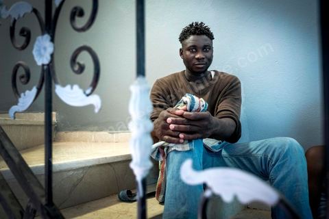 10 juin 2017 : au centre d'accueil des migrants africains de Medenine, dans le sud tunisien, ce sont plus de 250 réfugiés qui trouvent ici un refuge, un repos après des périples longs, dangereux et épuisants. Venus de Cote d'Ivoire, du Burkina Fasso, du Mali, de Sierra Leone, ... ce sont des dizaines de nationalités d'Afrique subsaharienne qui échouent dans leur voyage vers un meilleur avenir sur les côtes tunisiennes. Accueillis par les bénévoles du Croissant Rouge Tunisien sous l'égide du Dr Mongi Slim, les équipes de Medenine se démènent tous les jours pour offrir un accueil de qualité, un lieu de repos et de reflexion avec des moyens limtés. Chacun de ses migrants sort d'un calvaire, d'une histoire souvent longue et terrible, d'un passage par les réseaux d'esclavagisme et d'exlpoitation humaine de la Libye. Nouveaux nés, enfants, femmes, et nombreuses enceintes, et hommes trouvent dans ce foyer universitaire un de leur tout premier moment de répis. 
