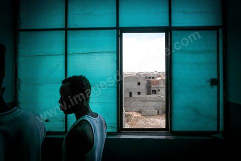 10 juin 2017 : au centre d'accueil des migrants africains de Medenine, dans le sud tunisien, ce sont plus de 250 réfugiés qui trouvent ici un refuge, un repos après des périples longs, dangereux et épuisants. Venus de Cote d'Ivoire, du Burkina Fasso, du Mali, de Sierra Leone, ... ce sont des dizaines de nationalités d'Afrique subsaharienne qui échouent dans leur voyage vers un meilleur avenir sur les côtes tunisiennes. Accueillis par les bénévoles du Croissant Rouge Tunisien sous l'égide du Dr Mongi Slim, les équipes de Medenine se démènent tous les jours pour offrir un accueil de qualité, un lieu de repos et de reflexion avec des moyens limtés. Chacun de ses migrants sort d'un calvaire, d'une histoire souvent longue et terrible, d'un passage par les réseaux d'esclavagisme et d'exlpoitation humaine de la Libye. Nouveaux nés, enfants, femmes, et nombreuses enceintes, et hommes trouvent dans ce foyer universitaire un de leur tout premier moment de répis. 