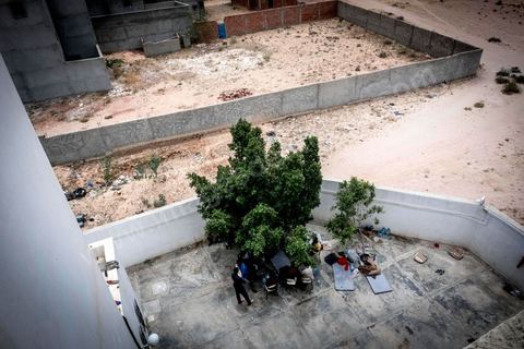 10 juin 2017 : au centre d'accueil des migrants africains de Medenine, dans le sud tunisien, ce sont plus de 250 réfugiés qui trouvent ici un refuge, un repos après des périples longs, dangereux et épuisants. Venus de Cote d'Ivoire, du Burkina Fasso, du Mali, de Sierra Leone, ... ce sont des dizaines de nationalités d'Afrique subsaharienne qui échouent dans leur voyage vers un meilleur avenir sur les côtes tunisiennes. Accueillis par les bénévoles du Croissant Rouge Tunisien sous l'égide du Dr Mongi Slim, les équipes de Medenine se démènent tous les jours pour offrir un accueil de qualité, un lieu de repos et de reflexion avec des moyens limtés. Chacun de ses migrants sort d'un calvaire, d'une histoire souvent longue et terrible, d'un passage par les réseaux d'esclavagisme et d'exlpoitation humaine de la Libye. Nouveaux nés, enfants, femmes, et nombreuses enceintes, et hommes trouvent dans ce foyer universitaire un de leur tout premier moment de répis. 