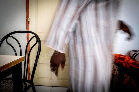 10 juin 2017 : au centre d'accueil des migrants africains de Medenine, dans le sud tunisien, ce sont plus de 250 réfugiés qui trouvent ici un refuge, un repos après des périples longs, dangereux et épuisants. Venus de Cote d'Ivoire, du Burkina Fasso, du Mali, de Sierra Leone, ... ce sont des dizaines de nationalités d'Afrique subsaharienne qui échouent dans leur voyage vers un meilleur avenir sur les côtes tunisiennes. Accueillis par les bénévoles du Croissant Rouge Tunisien sous l'égide du Dr Mongi Slim, les équipes de Medenine se démènent tous les jours pour offrir un accueil de qualité, un lieu de repos et de reflexion avec des moyens limtés. Chacun de ses migrants sort d'un calvaire, d'une histoire souvent longue et terrible, d'un passage par les réseaux d'esclavagisme et d'exlpoitation humaine de la Libye. Nouveaux nés, enfants, femmes, et nombreuses enceintes, et hommes trouvent dans ce foyer universitaire un de leur tout premier moment de répis. 