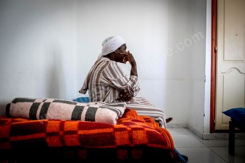10 juin 2017 : au centre d'accueil des migrants africains de Medenine, dans le sud tunisien, ce sont plus de 250 réfugiés qui trouvent ici un refuge, un repos après des périples longs, dangereux et épuisants. Venus de Cote d'Ivoire, du Burkina Fasso, du Mali, de Sierra Leone, ... ce sont des dizaines de nationalités d'Afrique subsaharienne qui échouent dans leur voyage vers un meilleur avenir sur les côtes tunisiennes. Accueillis par les bénévoles du Croissant Rouge Tunisien sous l'égide du Dr Mongi Slim, les équipes de Medenine se démènent tous les jours pour offrir un accueil de qualité, un lieu de repos et de reflexion avec des moyens limtés. Chacun de ses migrants sort d'un calvaire, d'une histoire souvent longue et terrible, d'un passage par les réseaux d'esclavagisme et d'exlpoitation humaine de la Libye. Nouveaux nés, enfants, femmes, et nombreuses enceintes, et hommes trouvent dans ce foyer universitaire un de leur tout premier moment de répis. 
