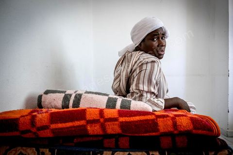 10 juin 2017 : au centre d'accueil des migrants africains de Medenine, dans le sud tunisien, ce sont plus de 250 réfugiés qui trouvent ici un refuge, un repos après des périples longs, dangereux et épuisants. Venus de Cote d'Ivoire, du Burkina Fasso, du Mali, de Sierra Leone, ... ce sont des dizaines de nationalités d'Afrique subsaharienne qui échouent dans leur voyage vers un meilleur avenir sur les côtes tunisiennes. Accueillis par les bénévoles du Croissant Rouge Tunisien sous l'égide du Dr Mongi Slim, les équipes de Medenine se démènent tous les jours pour offrir un accueil de qualité, un lieu de repos et de reflexion avec des moyens limtés. Chacun de ses migrants sort d'un calvaire, d'une histoire souvent longue et terrible, d'un passage par les réseaux d'esclavagisme et d'exlpoitation humaine de la Libye. Nouveaux nés, enfants, femmes, et nombreuses enceintes, et hommes trouvent dans ce foyer universitaire un de leur tout premier moment de répis. 