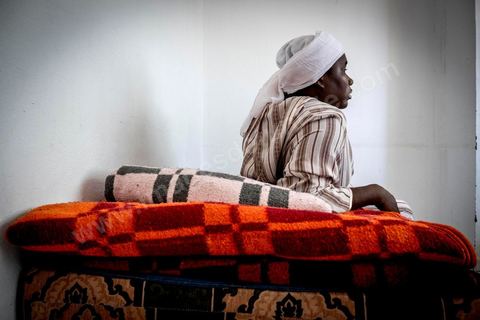 10 juin 2017 : au centre d'accueil des migrants africains de Medenine, dans le sud tunisien, ce sont plus de 250 réfugiés qui trouvent ici un refuge, un repos après des périples longs, dangereux et épuisants. Venus de Cote d'Ivoire, du Burkina Fasso, du Mali, de Sierra Leone, ... ce sont des dizaines de nationalités d'Afrique subsaharienne qui échouent dans leur voyage vers un meilleur avenir sur les côtes tunisiennes. Accueillis par les bénévoles du Croissant Rouge Tunisien sous l'égide du Dr Mongi Slim, les équipes de Medenine se démènent tous les jours pour offrir un accueil de qualité, un lieu de repos et de reflexion avec des moyens limtés. Chacun de ses migrants sort d'un calvaire, d'une histoire souvent longue et terrible, d'un passage par les réseaux d'esclavagisme et d'exlpoitation humaine de la Libye. Nouveaux nés, enfants, femmes, et nombreuses enceintes, et hommes trouvent dans ce foyer universitaire un de leur tout premier moment de répis. 