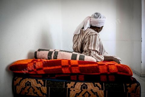 10 juin 2017 : au centre d'accueil des migrants africains de Medenine, dans le sud tunisien, ce sont plus de 250 réfugiés qui trouvent ici un refuge, un repos après des périples longs, dangereux et épuisants. Venus de Cote d'Ivoire, du Burkina Fasso, du Mali, de Sierra Leone, ... ce sont des dizaines de nationalités d'Afrique subsaharienne qui échouent dans leur voyage vers un meilleur avenir sur les côtes tunisiennes. Accueillis par les bénévoles du Croissant Rouge Tunisien sous l'égide du Dr Mongi Slim, les équipes de Medenine se démènent tous les jours pour offrir un accueil de qualité, un lieu de repos et de reflexion avec des moyens limtés. Chacun de ses migrants sort d'un calvaire, d'une histoire souvent longue et terrible, d'un passage par les réseaux d'esclavagisme et d'exlpoitation humaine de la Libye. Nouveaux nés, enfants, femmes, et nombreuses enceintes, et hommes trouvent dans ce foyer universitaire un de leur tout premier moment de répis. 